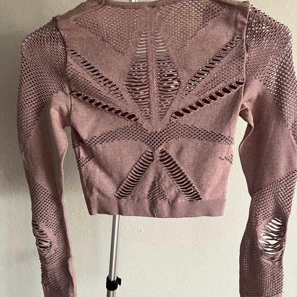 ALO Dusty Pink Siren long sleeve crop top! - Picture 4 of 6